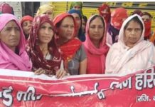 गुड़गाँव में विभिन्न माँगों को लेकर मिड-डे-मील कर्मियों का प्रदर्शन