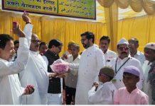 ईद की नमाज अदा कर लौट रहे मुस्लिमों पर हिंदुओं ने बरसाए फूल