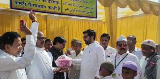 ईद की नमाज अदा कर लौट रहे मुस्लिमों पर हिंदुओं ने बरसाए फूल