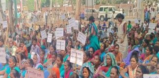 झारखंड के साहिबगंज में हवाई अड्डा के लिए जमीन लिये जाने के विरोध में आदिवासियों का प्रदर्शन