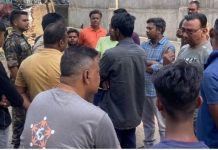 धनबाद में जलसंकट से त्रस्त लोगों ने किया प्रदर्शन