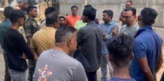 धनबाद में जलसंकट से त्रस्त लोगों ने किया प्रदर्शन