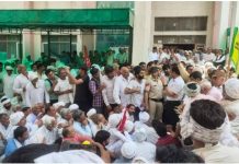 बेमौसम बारिश से खराब हुई फसलों के मुआवजे की माँग को लेकर किसानों का प्रदर्शन