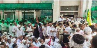 बेमौसम बारिश से खराब हुई फसलों के मुआवजे की माँग को लेकर किसानों का प्रदर्शन