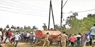 छत्तीसगढ़ में रोजगार की माँग कर रहे युवाओं पर लाठीचार्ज