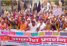 विभिन्न माँगों को लेकर सफाई कर्मचारियों की अनिश्चितकालीन भूख हड़ताल