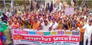 विभिन्न माँगों को लेकर सफाई कर्मचारियों की अनिश्चितकालीन भूख हड़ताल