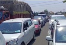 देवास में वेयरहाउस पर गेहूँ का उपार्जन समय से नहीं होने से नाराज किसानों का चक्काजाम