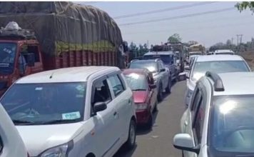 देवास में वेयरहाउस पर गेहूँ का उपार्जन समय से नहीं होने से नाराज किसानों का चक्काजाम