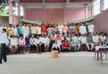 इंटरार्क प्रबंधन द्वारा समझौता न लागू करने के विरोध में कंपनी मजदूरों का प्रदर्शन