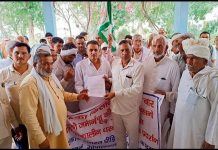 मुआवजे की माँग को लेकर दादरी में किसानों का धरना