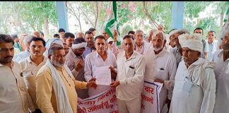 मुआवजे की माँग को लेकर दादरी में किसानों का धरना