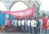 जमशेदपुर में विस्थापितों ने आधुनिक पावर कंपनी गेट बंद कर किया प्रदर्शन