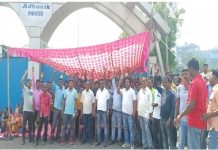 जमशेदपुर में विस्थापितों ने आधुनिक पावर कंपनी गेट बंद कर किया प्रदर्शन