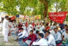 नागपुर स्थित मोरारजी टेक्सटाइल्स कंपनी के आंदोलनरत मजदूरों पर लाठीचार्ज