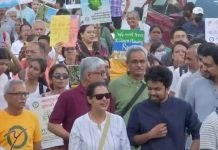 पुणे में पेड़ों की कटाई किए जाने के विरोध में सैकड़ों कार्यकर्ताओं का प्रदर्शन