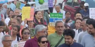 पुणे में पेड़ों की कटाई किए जाने के विरोध में सैकड़ों कार्यकर्ताओं का प्रदर्शन