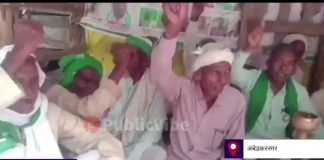 उप्र के अंबेडकर नगर में मुआवजे की माँग को लेकर किसानों का धरना जारी
