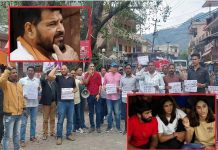 उत्तराखंड के कर्णप्रयाग में महिला पहलवानों के समर्थन में प्रदर्शन