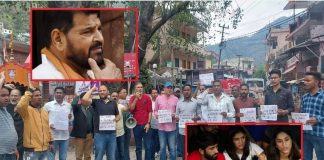 उत्तराखंड के कर्णप्रयाग में महिला पहलवानों के समर्थन में प्रदर्शन