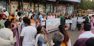 महिला पहलवानों के समर्थन में जमशेदपुर में प्रदर्शन