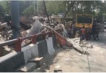 दिल्ली में झुग्गियों पर चला बुलडोजर, लोग खुले आसमान के नीचे रात बिताने को मजबूर