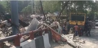 दिल्ली में झुग्गियों पर चला बुलडोजर, लोग खुले आसमान के नीचे रात बिताने को मजबूर