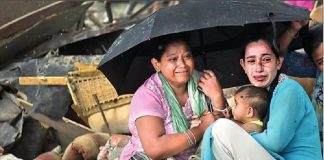 दिल्ली के तुगलकाबाद में चला बुलडोजर; मलबों पर प्लास्टिक से सिर ढकने को मजबूर लोग