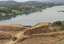 चिनकी बैराज के निर्माण में आदिवासियों की जमीनों को बर्बाद कर रही निर्माण कंपनी