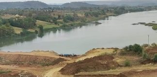 चिनकी बैराज के निर्माण में आदिवासियों की जमीनों को बर्बाद कर रही निर्माण कंपनी