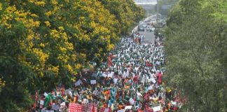 नोएडा में विभिन्न माँगों को लेकर किसानों का प्रदर्शन