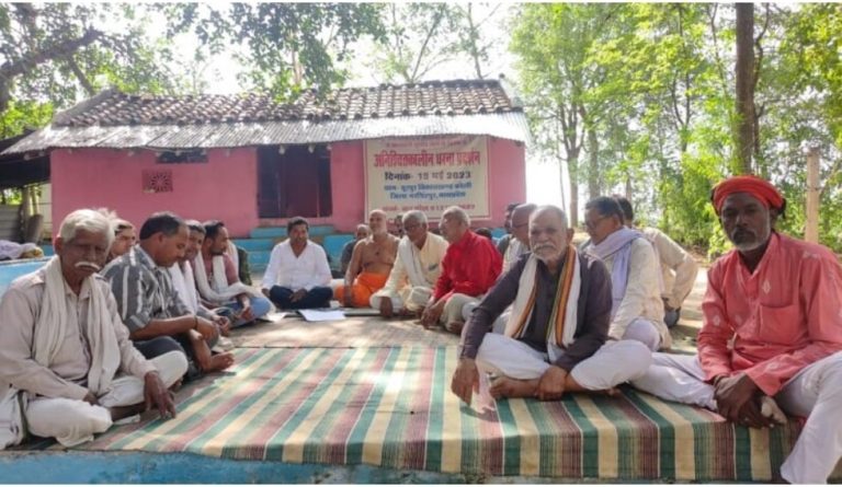 चिनकी बैराज के विरोध में आंदोलनरत किसानों ने जमीन के बदले जमीन की माँग की
