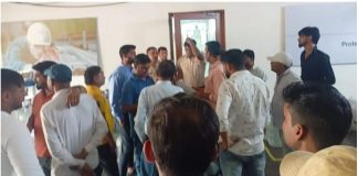 श्रमिकों की जबरन बर्खास्तगी के विरोध में हिताची मानेसर के मजदूरों का प्रदर्शन