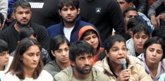 क्या बेटी बचाओ का नारा निरा पाखंड है?