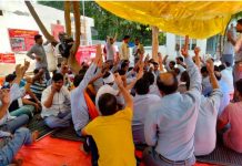 कार्यबहाली की माँग को लेकर बेलसोनिका मजदूरों की भूख हड़ताल