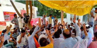 कार्यबहाली की माँग को लेकर बेलसोनिका मजदूरों की भूख हड़ताल