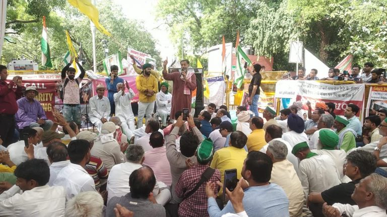 जंतर मंतर पर पहलवानों को समर्थन देने पहुँचे योगेंद्र यादव, केंद्र सरकार पर साधा निशाना