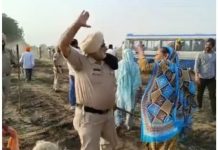 पंजाब में जमीन अधिग्रहण का विरोध कर रही महिला किसान को पुलिस ने जड़ा थप्पड़