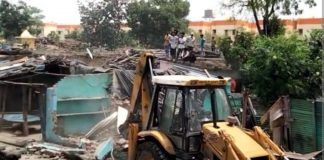 उत्तराखंड के लालकुआं स्थित नगीना कॉलोनी पर चला बुलडोजर