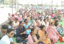 मध्य प्रदेश में विभिन्न माँगों को लेकर संविदा स्वास्थ्य कर्मियों ने किया प्रदर्शन