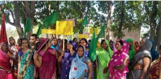 आजमगढ़ के अंडिका बाग में आंदोलनरत किसानों, मजदूरों को प्रशासन ने दी मुकदमा दर्ज करने की धमकी