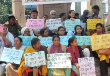 पहलवानों के समर्थन में वाराणसी में धरना