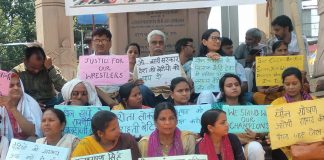 पहलवानों के समर्थन में वाराणसी में धरना