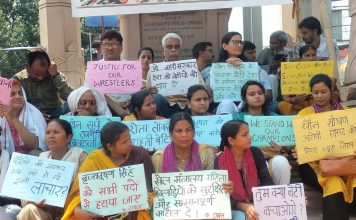 पहलवानों के समर्थन में वाराणसी में धरना