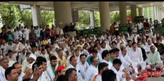 विभिन्न माँगों को लेकर ग्रेटर नोएडा प्राधिकरण पर किसानों धरना जारी