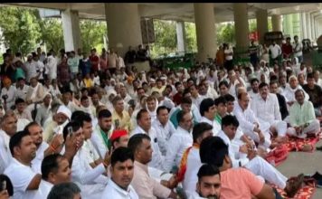 विभिन्न माँगों को लेकर ग्रेटर नोएडा प्राधिकरण पर किसानों धरना जारी