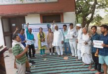 वाराणसी में सर्व सेवा संघ के परिसर में धरने को हुए 24 दिन; धरना जारी