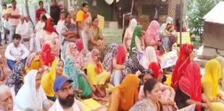 गुरुग्राम और मानेसर में नगर निगम के तोड़फोड़ से क्षुब्ध ग्रामीणों ने किया प्रदर्शन