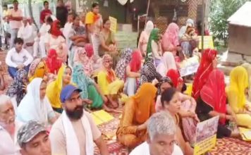 गुरुग्राम और मानेसर में नगर निगम के तोड़फोड़ से क्षुब्ध ग्रामीणों ने किया प्रदर्शन