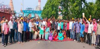 रोजगार और नियोजन की माँग को लेकर मजदूरों का प्रदर्शन